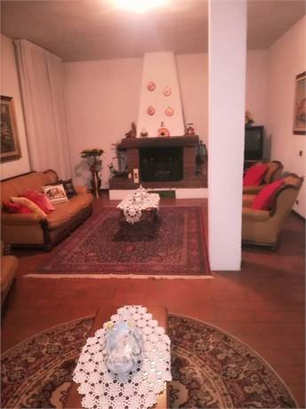 SALA CON CAMINO